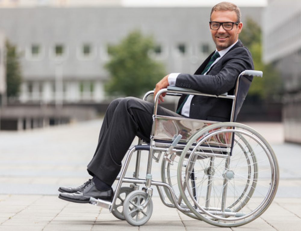 Мужчины будучи инвалидом. Парень в инвалидной коляске. Коляска для инвалидов. Человек на коляске. Чел на инвалидной коляске.